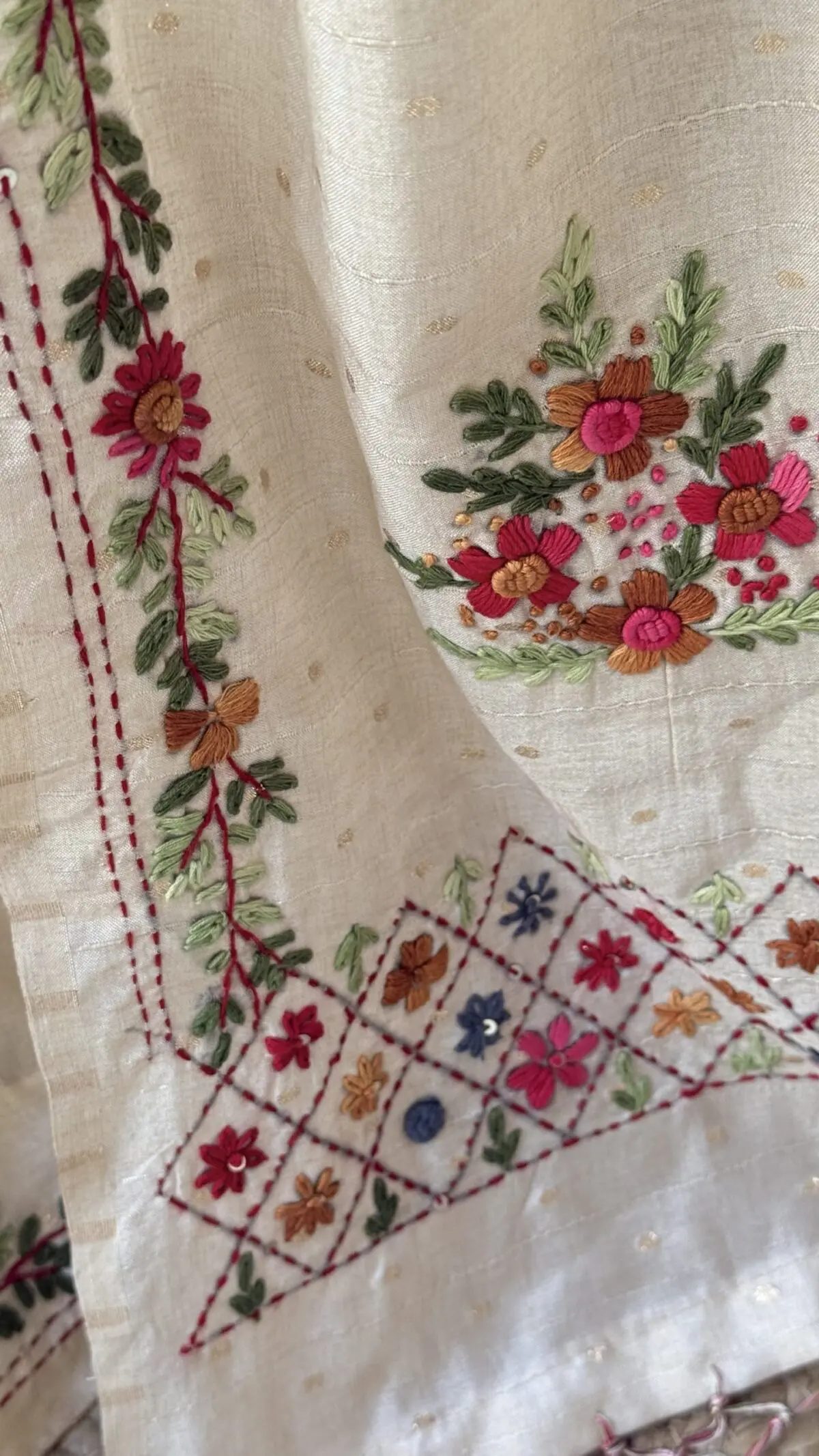 Floral embroidery - Image 2